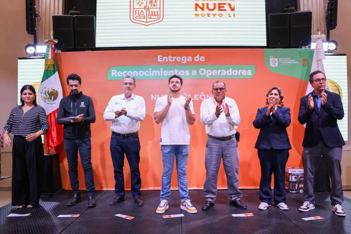 El Gobierno de Nuevo León llevó a cabo un acto de reconocimiento a los operadores del transporte público. Foto: Gobierno de Nuevo León