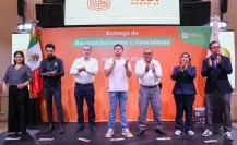 Reconocen a operadores del transporte público en Nuevo León con apoyos