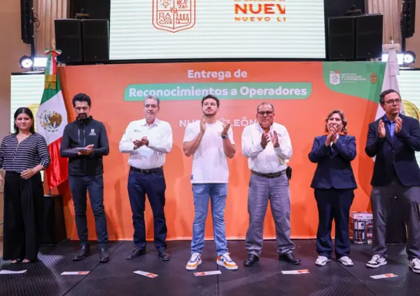 Reconocen a operadores del transporte público en Nuevo León con apoyos
