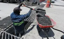 Saltillo: Limpian brigadas rejillas pluviales en colonia La Minita