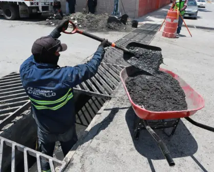 Saltillo: Limpian brigadas rejillas pluviales en colonia La Minita