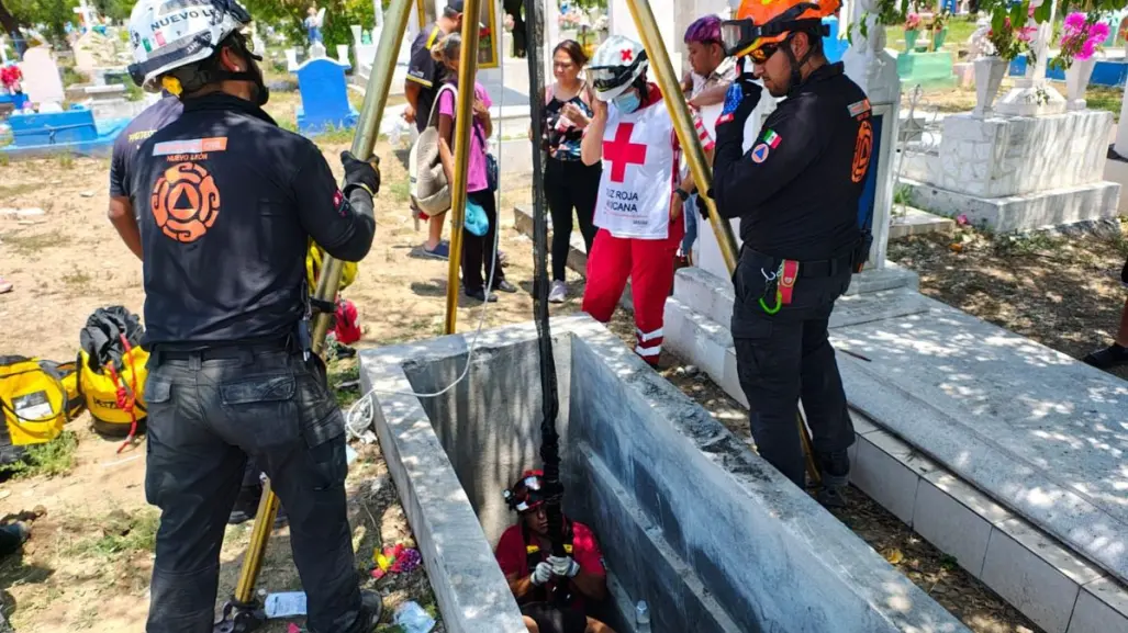Mujer rescatada tras caer en tumba de panteón en Monterrey