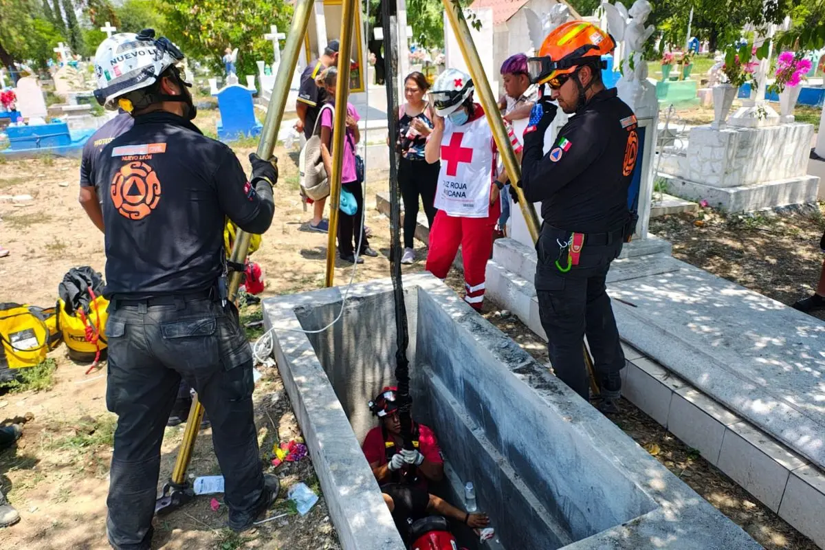 Mujer rescatada en panteón de Monterrey. Foto: PCNL