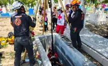 Mujer rescatada tras caer en tumba de panteón en Monterrey
