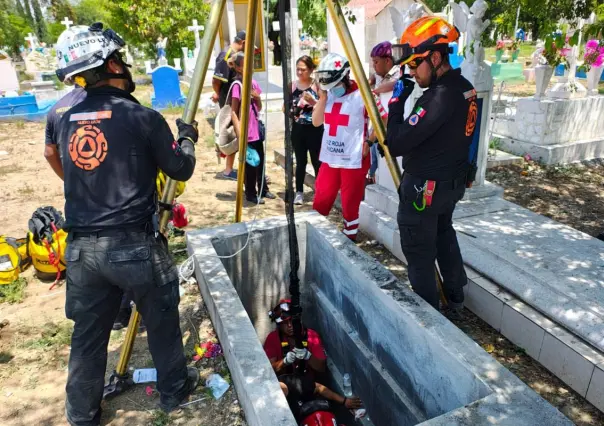 Mujer rescatada tras caer en tumba de panteón en Monterrey
