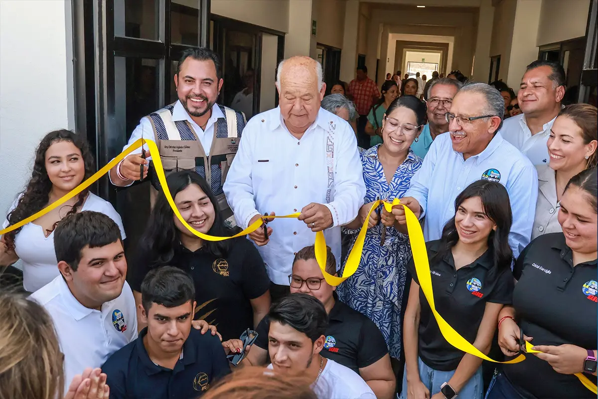 El gobernador Víctor Castro Cosío y el rector Dante Arturo Salgado, cortaron el listo de la UABCS La Ribera, que ya empezará a entrar en operaciones. Foto: Facebook de Víctor Manuel Castro Cosío.