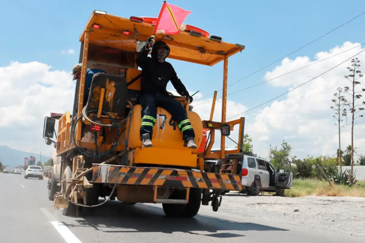 De acuerdo con el edil, el municipio adquirió tres camiones de volteo, cortadoras y remolques, además de herramientas adicionales que permitirán fortalecer las brigadas de reparación./Foto: Gobierno Municipal de Saltillo