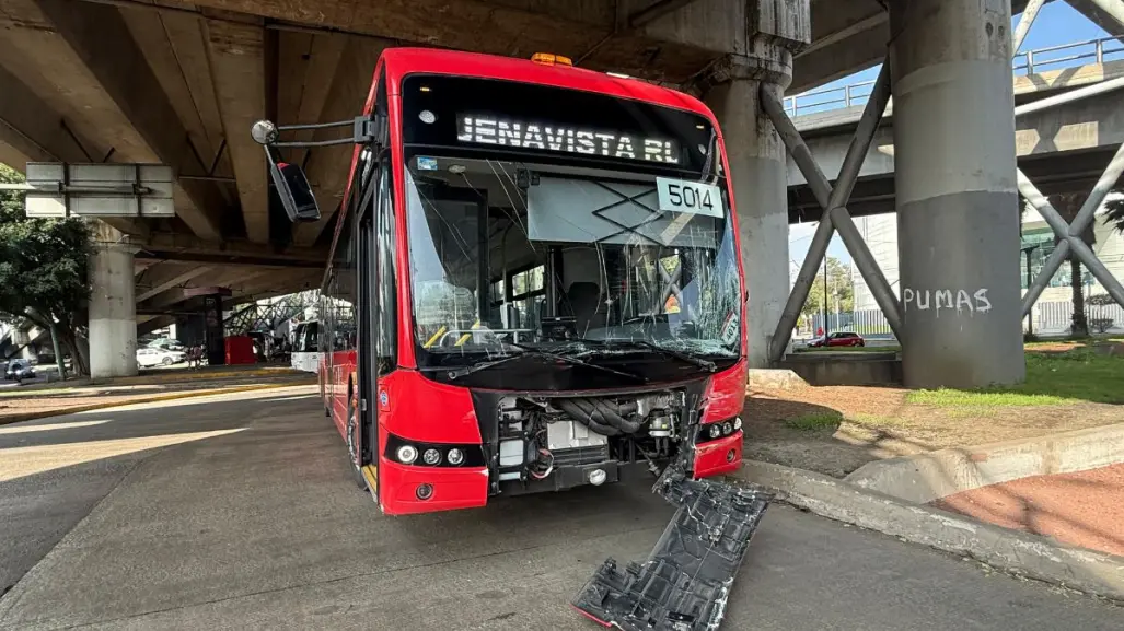 FOTOS | Choque entre Metrobús y camioneta en Venustiano Carranza termina en volcadura