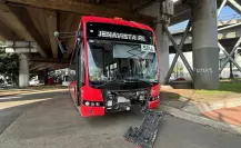 FOTOS | Choque entre Metrobús y camioneta en Venustiano Carranza termina en volcadura