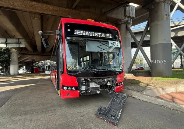 FOTOS | Choque entre Metrobús y camioneta en Venustiano Carranza termina en volcadura