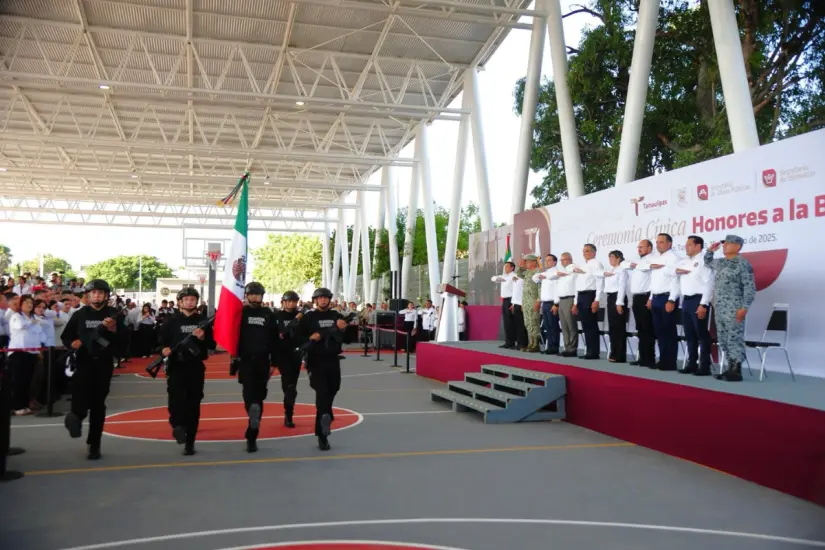 Américo Villarreal Anaya se pronunció en relación a la reducción de la pobreza durante la ceremonia de Honores a la Bandera. Foto: Gobierno de Tamaulipas