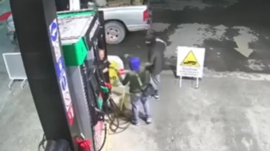 Delincuentes encapuchados cometen asalto en gasolinera de El Carmen