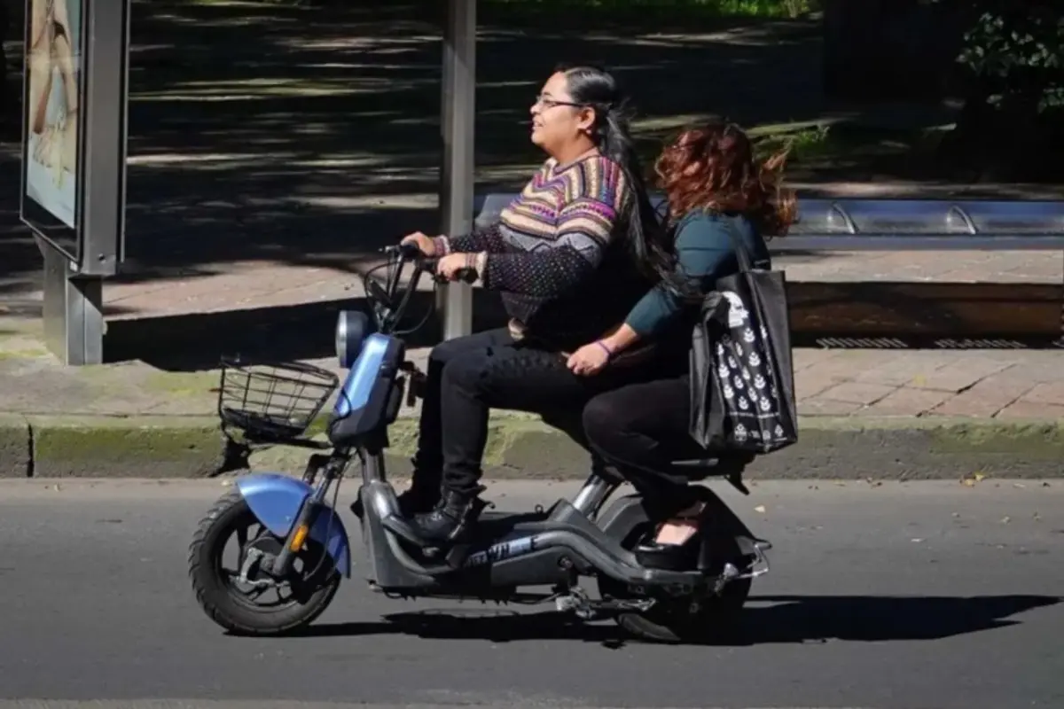 Personas en bicicleta eléctrica en CDMX. Foto: x @XQestendenciaMX
