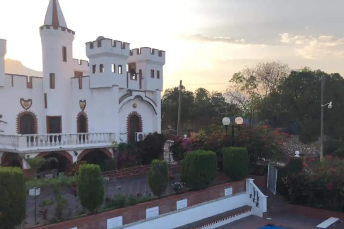 Conoce la historia de la Casa Blanca de Mainero, un castillo en Tamaulipas que te transportará a la época medieval. ¡Visita este destino turístico en Mainero!
