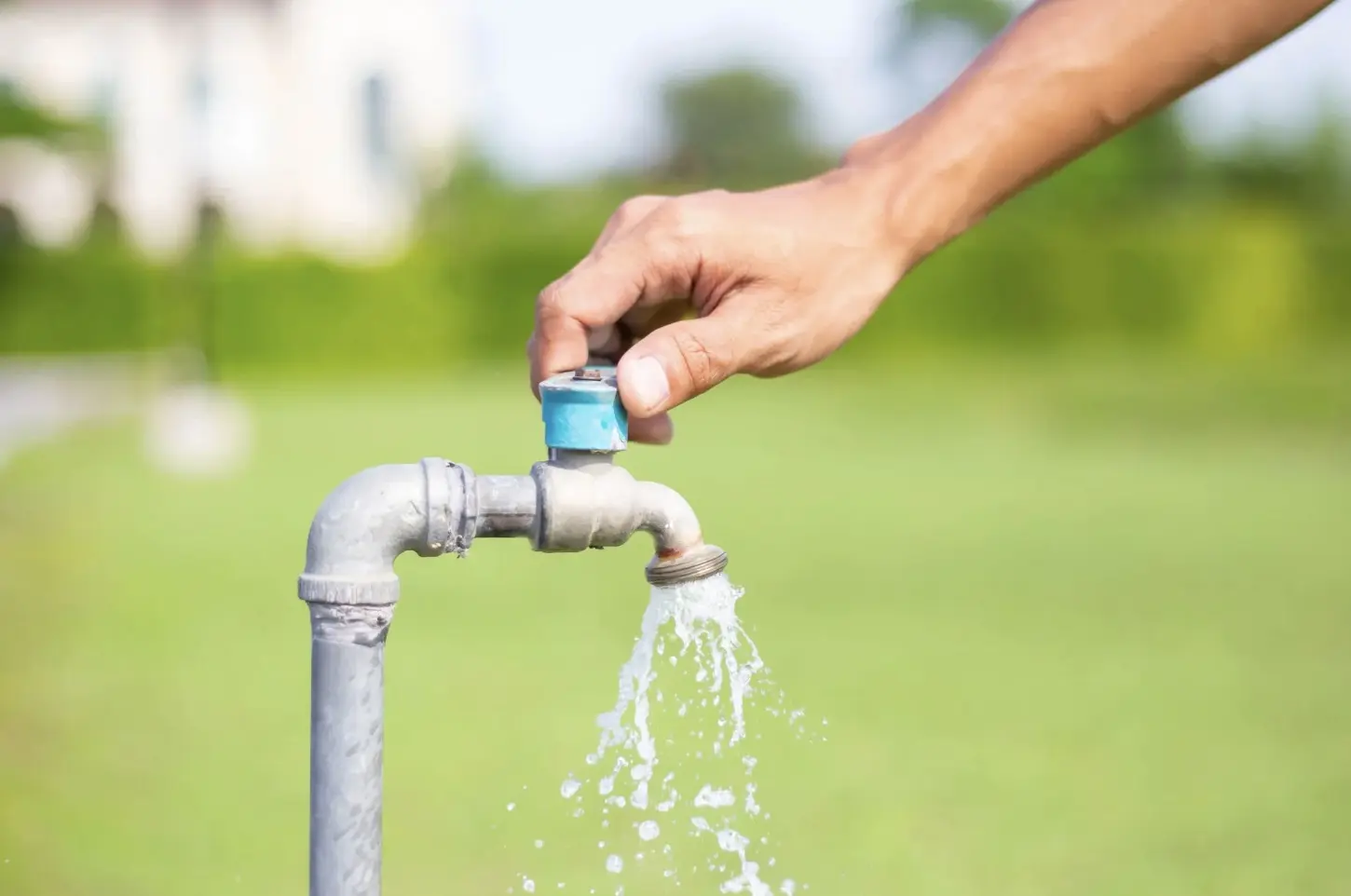 Persona cerrando la llave de agua   Foto: Canva