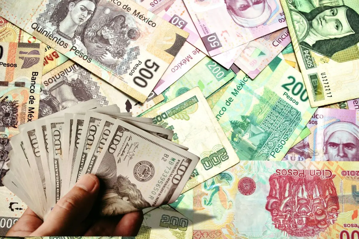 Peso mexicano, dólar Foto: Canva