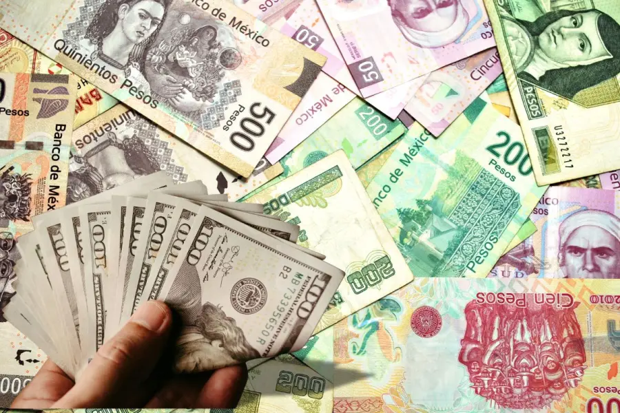 Dólar GANA VALOR en CDMX HOY 18 de agosto: ¿dónde comprar o vender en el AICM?