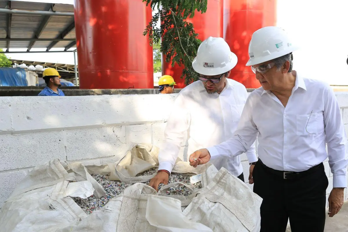 El gobernador Américo Villarreal visitó la empresa Green  Bauen, filial del Grupo Industrial Águila | Foto: gobierno de Tamaulipas
