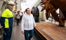 Joaquín Díaz Mena recorre el buque de dragado Fernando Magallanes en Progreso