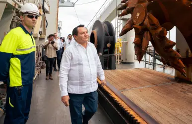 Joaquín Díaz Mena recorre el buque de dragado Fernando Magallanes en Progreso