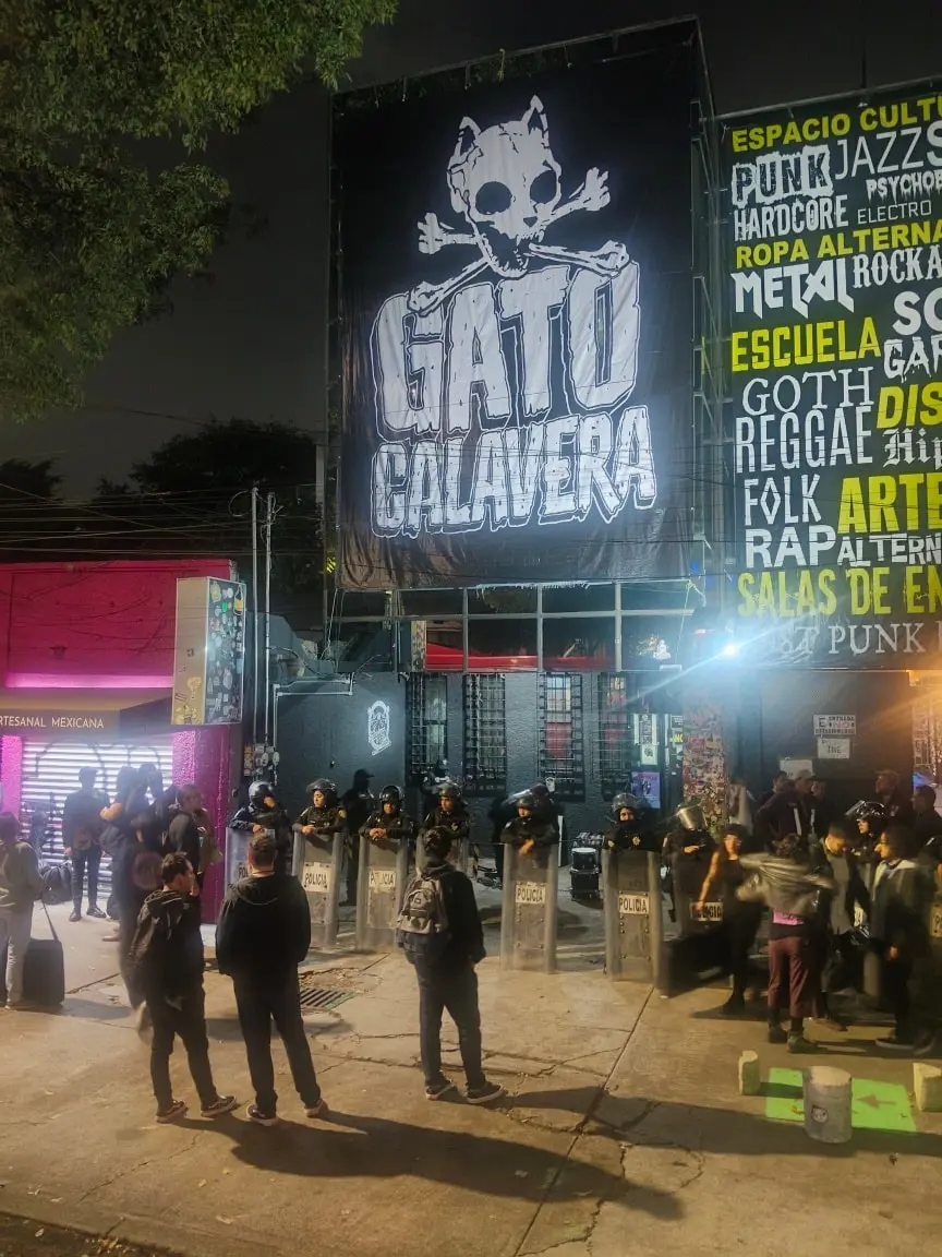 Afuera del inmueble de Gato Calavera. Foto: X @ivannieblas