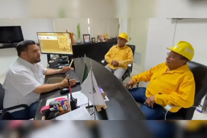 Luis Gerardo González de la Fuente, coordinador estatal de Protección Civil despidió personalmente a los tres elementos. Foto: PC Tamaulipas