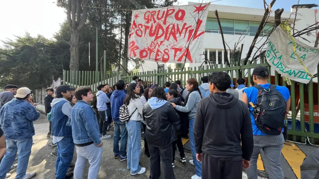 VIDEO | Estudiantes irrumpen en la FCPyS de la UAEMéx para exigir regreso a clases
