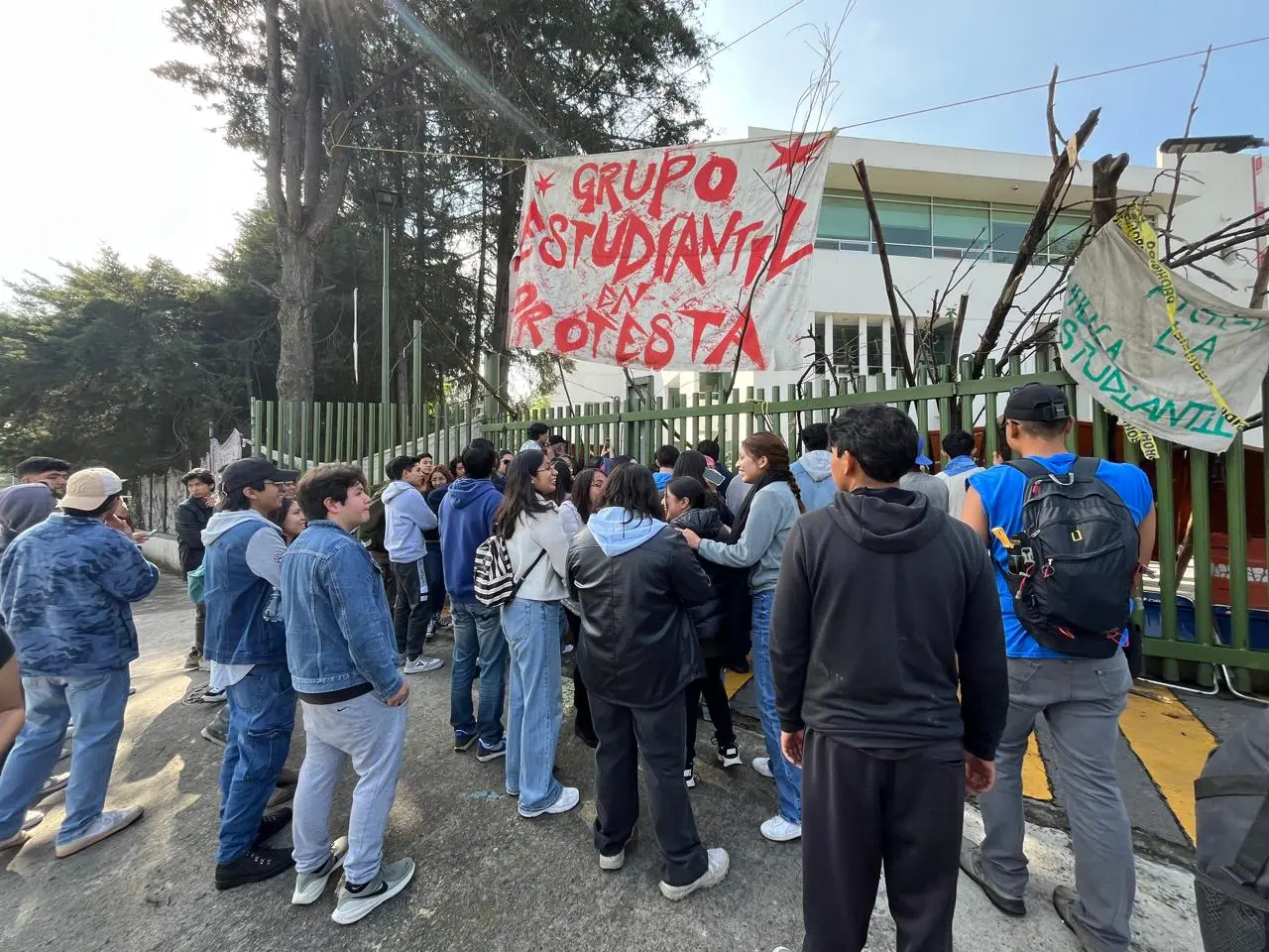 Autoridades universitarias y la Codhem intervinieron para evitar mayores enfrentamientos. Imagen: Alberto Dzib