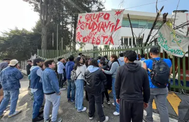 VIDEO | Estudiantes irrumpen en la FCPyS de la UAEMéx para exigir regreso a clases
