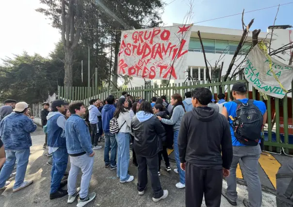 VIDEO | Estudiantes irrumpen en la FCPyS de la UAEMéx para exigir regreso a clases