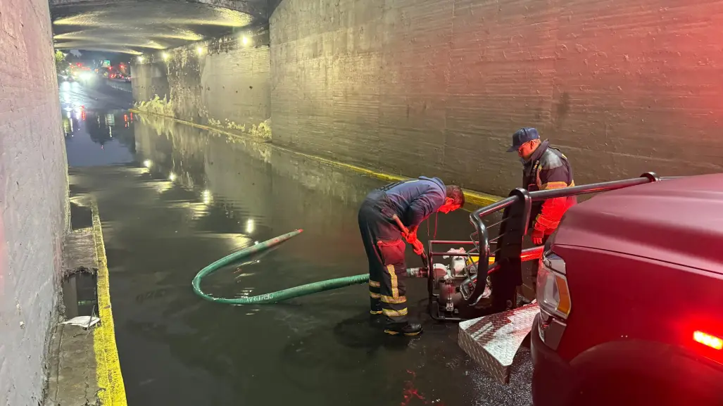 Inundación en Cuauhtémoc: bomberos atienden en minutos el bajo puente de Fray Servando