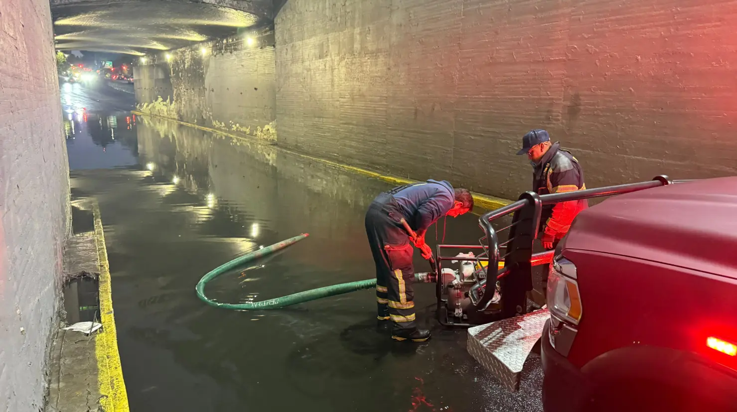 Bomberos de CDMX atendiendo inundación en bajo puente de la alcaldía Cuauhtémoc.    Foto: Ramón Ramírez