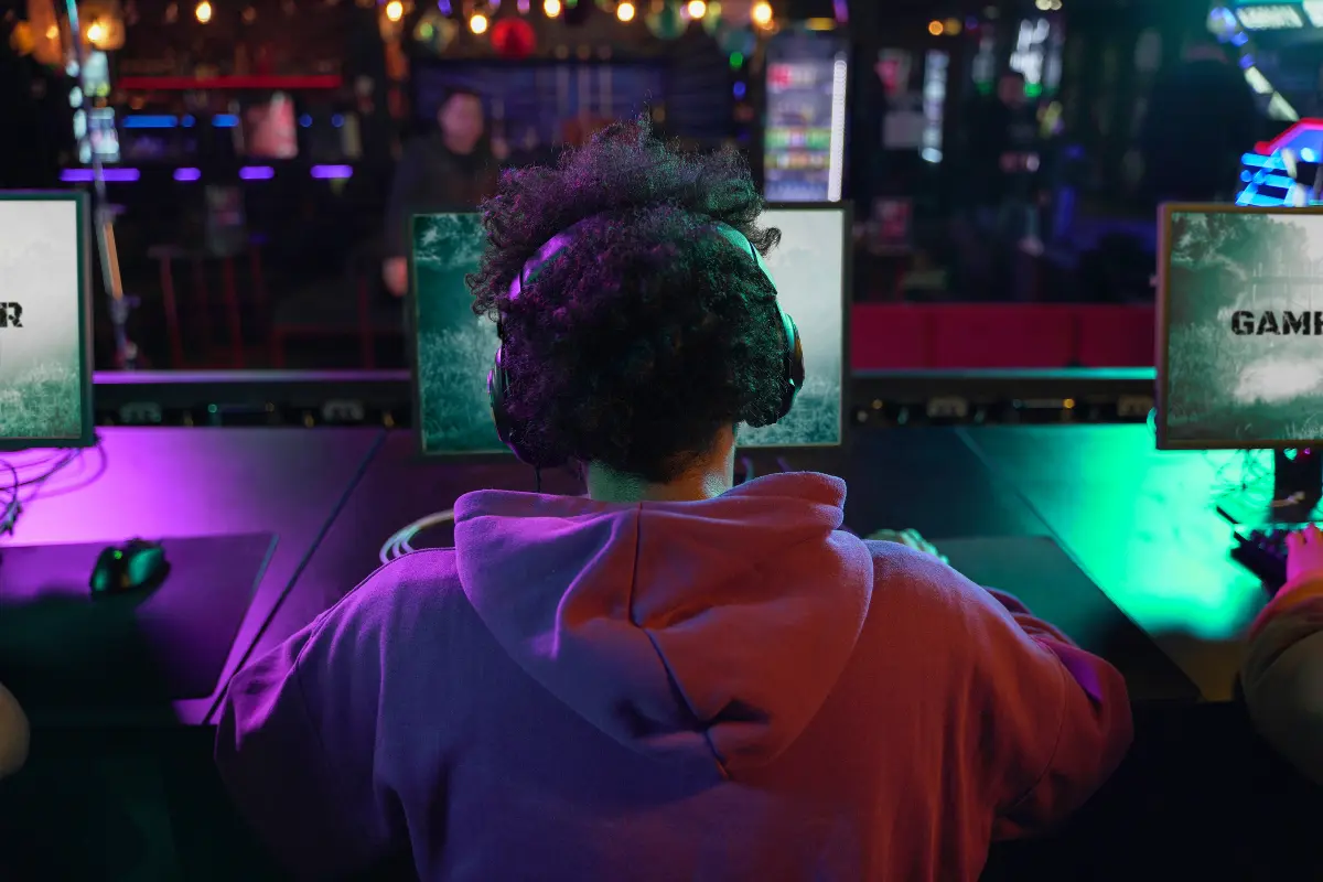 Menor jugando  videojuegos en línea.  Foto: Freepik