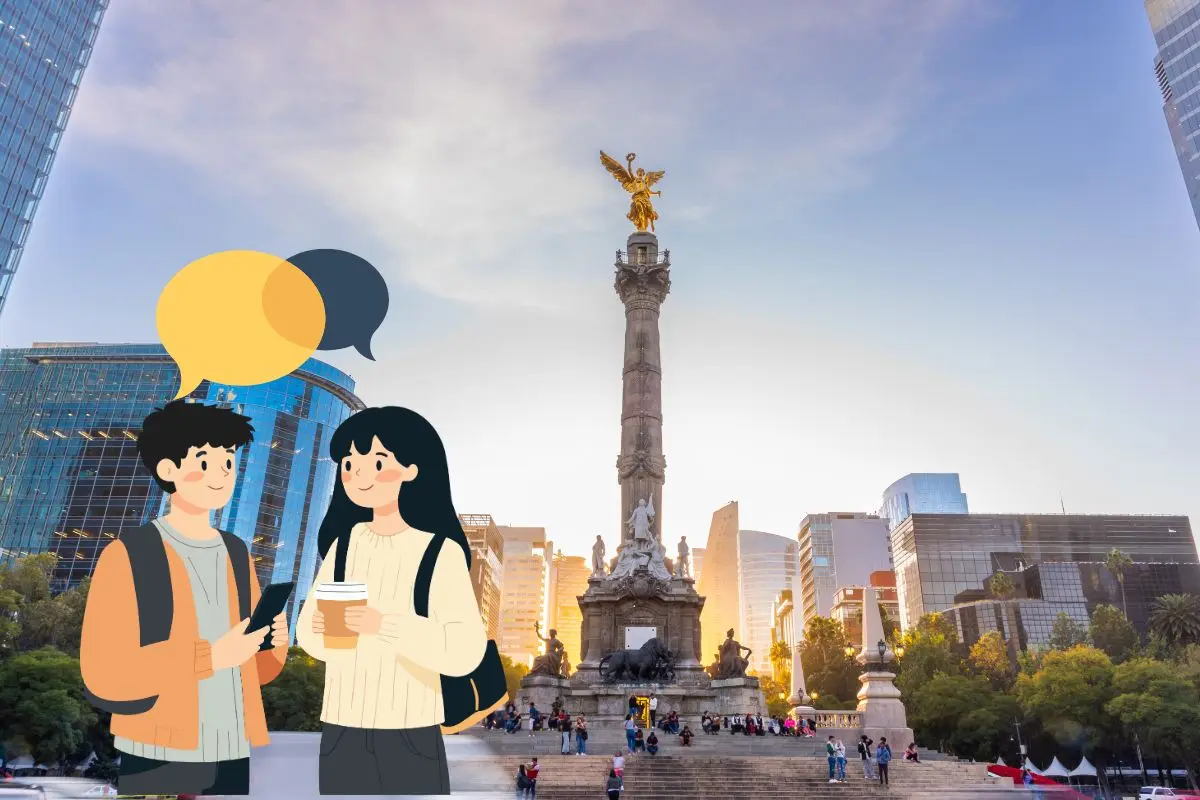 Ángel de la Independencia en CDMX, dos personas platicando.   Foto: Canva