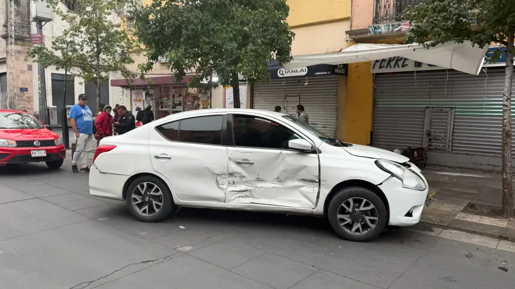 Accidente en el Centro Histórico: choque entre camioneta y auto deja tres lesionados en CDMX