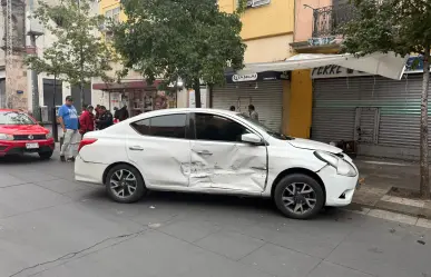 Accidente en el Centro Histórico: choque entre camioneta y auto deja tres lesionados en CDMX