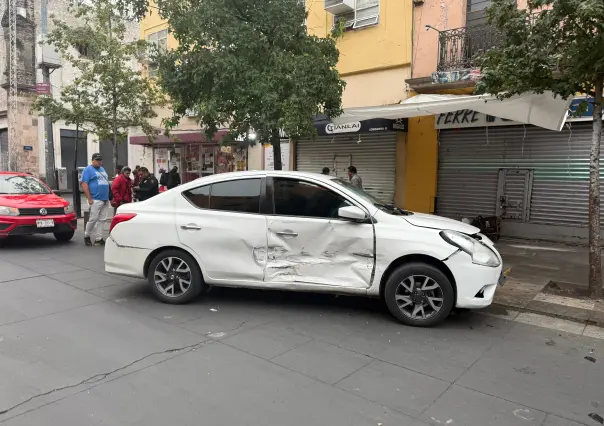 Accidente en el Centro Histórico: choque entre camioneta y auto deja tres lesionados en CDMX