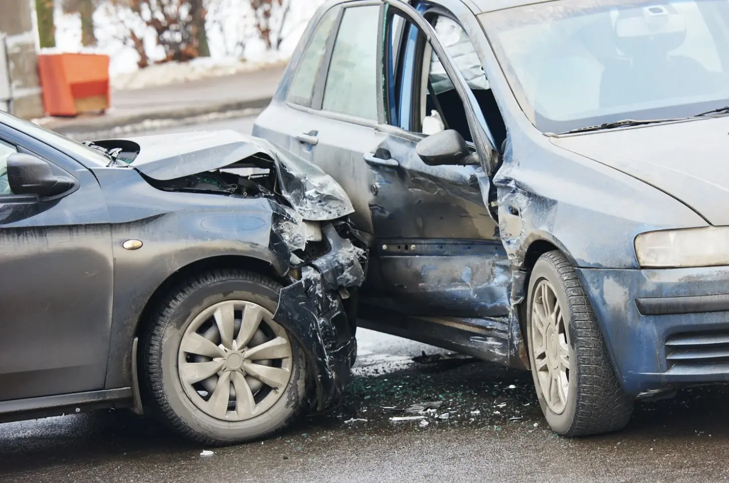 Accidente vial en bajopuente de CDMX. Foto: Canva