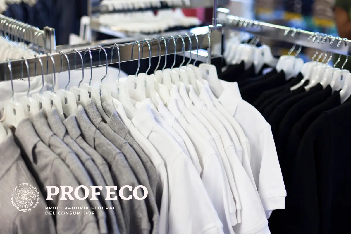 Los precios de los uniformes de secundaria varían significativamente según Profeco, mostrando un rango de costos considerable para las familias. Foto: Canva