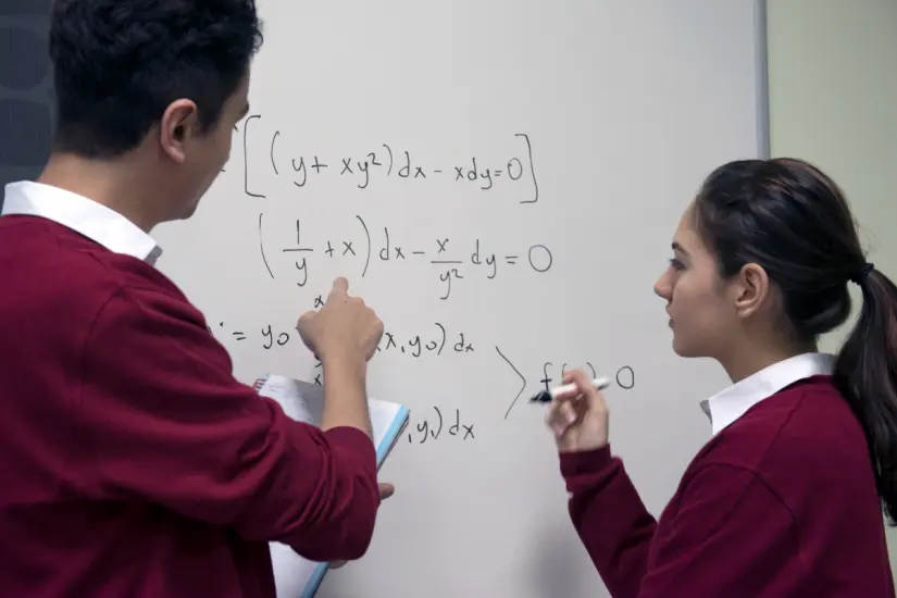 La reciente revisión de Profeco revela que el costo de los uniformes escolares de secundaria puede ser bastante variable y sorprendente. Foto: Canva