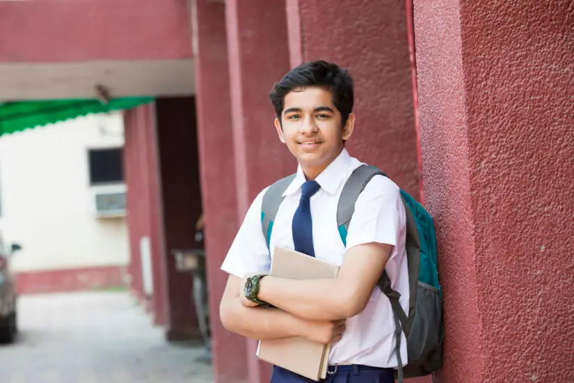Al regresar a clases, Profeco informa sobre el costo de los uniformes de secundaria, que oscila entre 206 y 969 pesos. Foto: Canva
