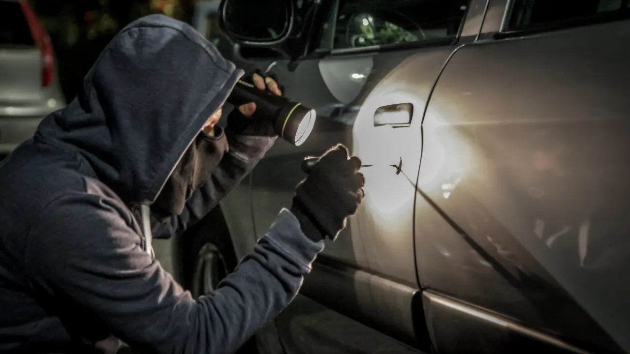 Un hombre intenta abrir un auto. Foto: Canva