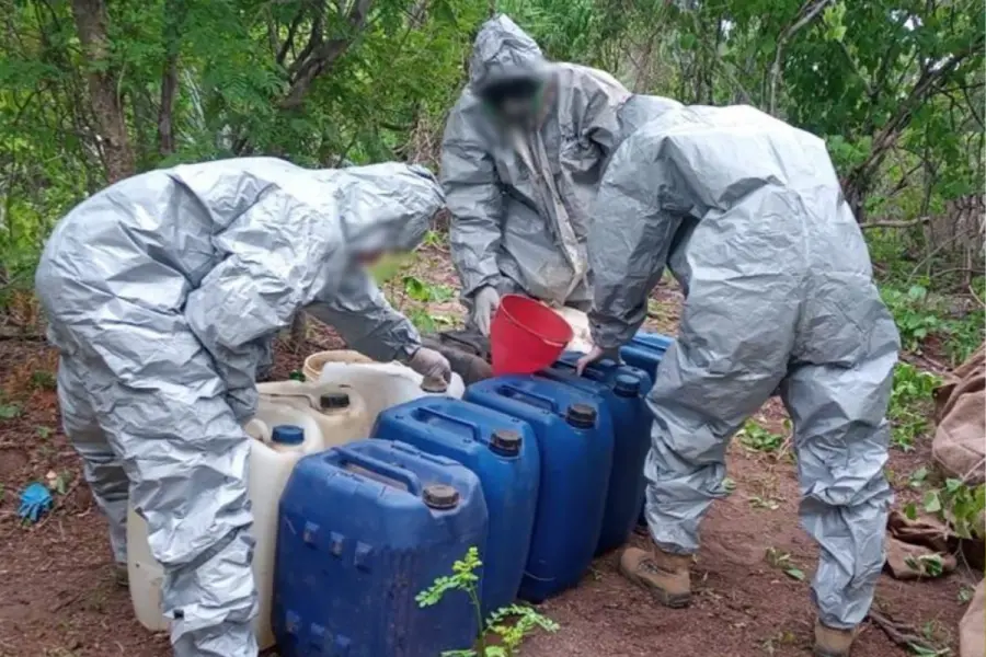 Fuerzas Armadas aseguraron precursores de metanfetamina valuados en 109 millones de pesos en Culiacán y Cosalá
