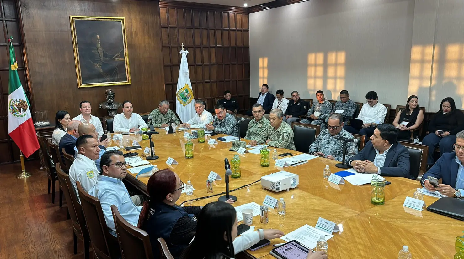 El gobernador Manolo Jiménez en reunión de la Mesa de Construcción para la Paz y Seguridad. (Fotografía: Gobierno de Coahuila)