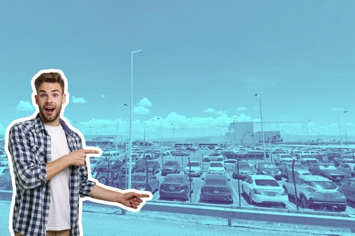 El Aeropuerto Internacional de Monterrey cuenta con estacionamiento para corta estancia y larga estancia con diferentes costos. Foto: Google Maps / Canva