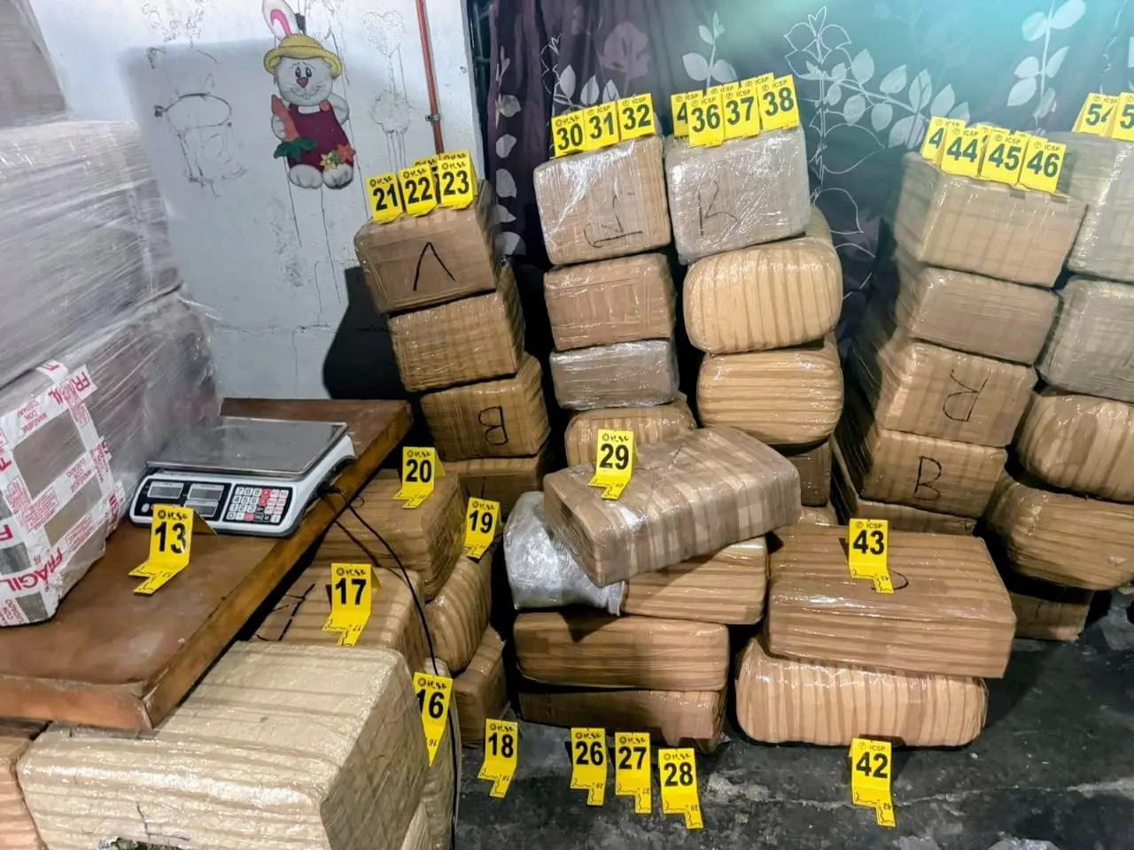 La Fiscalía General de Justicia de Nuevo León logró asegurar 700 kilos de marihuana tras catear un domicilio en la colonia Fabriles, de Monterrey; no hay personas detenidas. Foto: Fiscalía General de Justicia de Nuevo León