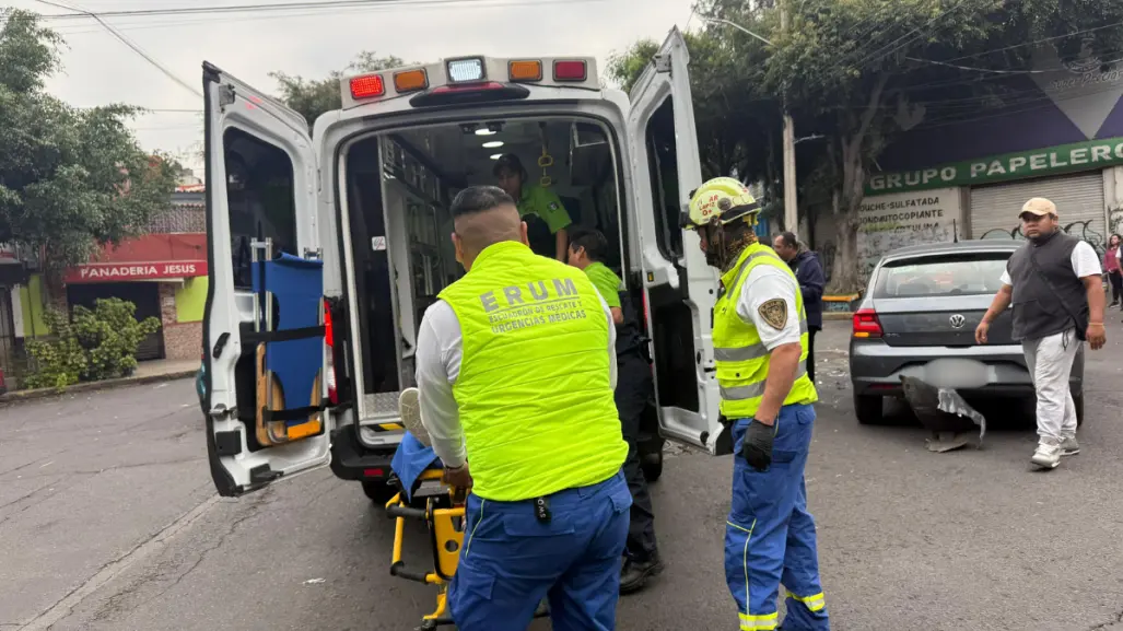 FOTOS | Fuerte choque en la alcaldía Cuauhtémoc deja un conductor prensado y herido