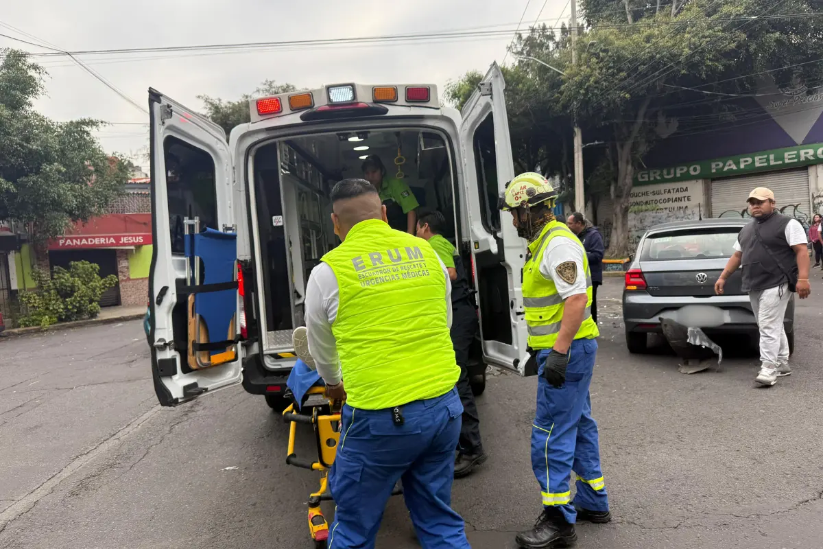 Paramédicos atendiendo a automovilista accidentado.    Foto: Ramón Ramírez