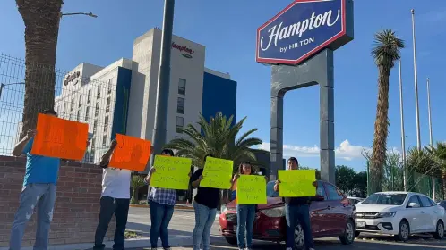Saltillo: Protestan familiares de empleados intoxicados en hotel Hampton Inn