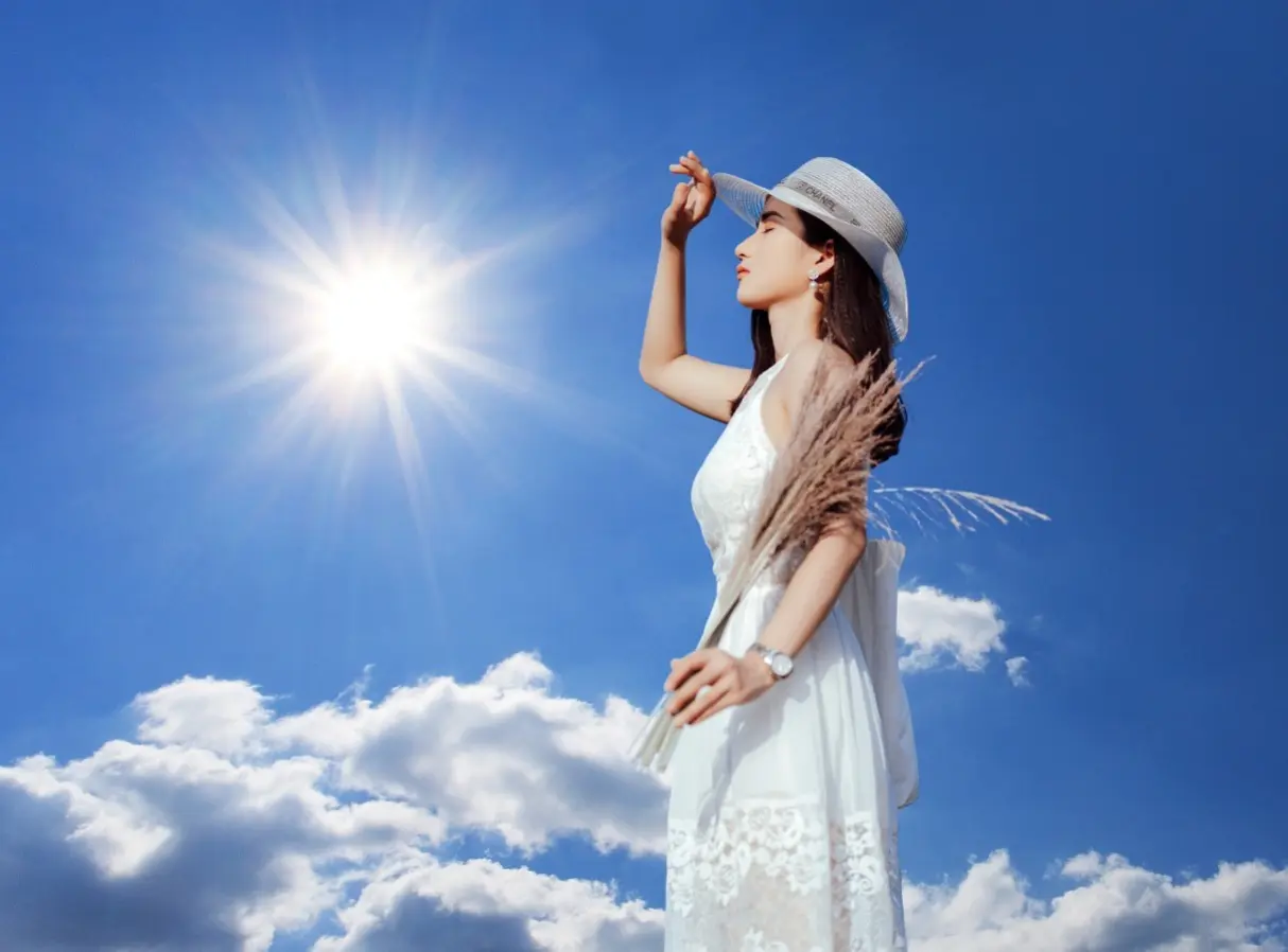 Es recomendable mantener hidratación y protección solar para enfrentar el calor, y estar atentos a cualquier cambio en el pronóstico. Foto: Canva.